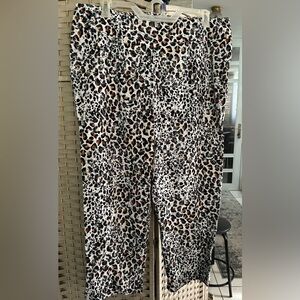 Zach & Rachel - Curvy Woman’s Pants - Summery Leopard Print